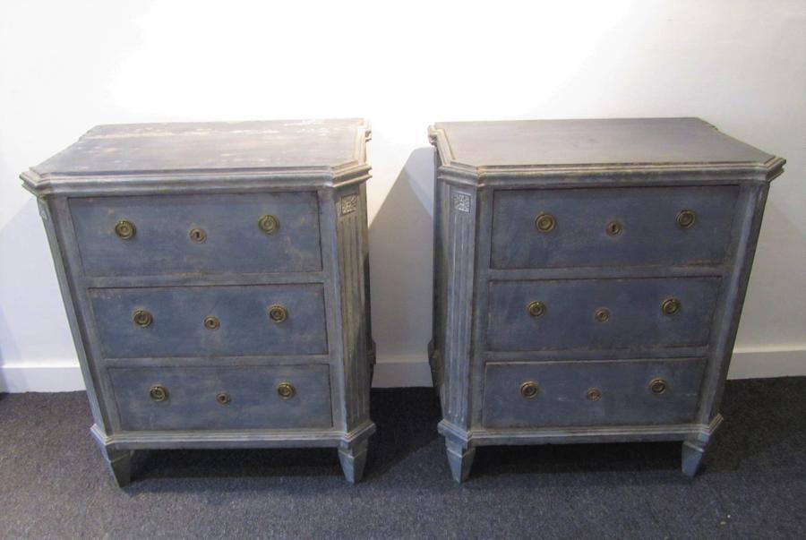 A pair of petite Swedish commodes