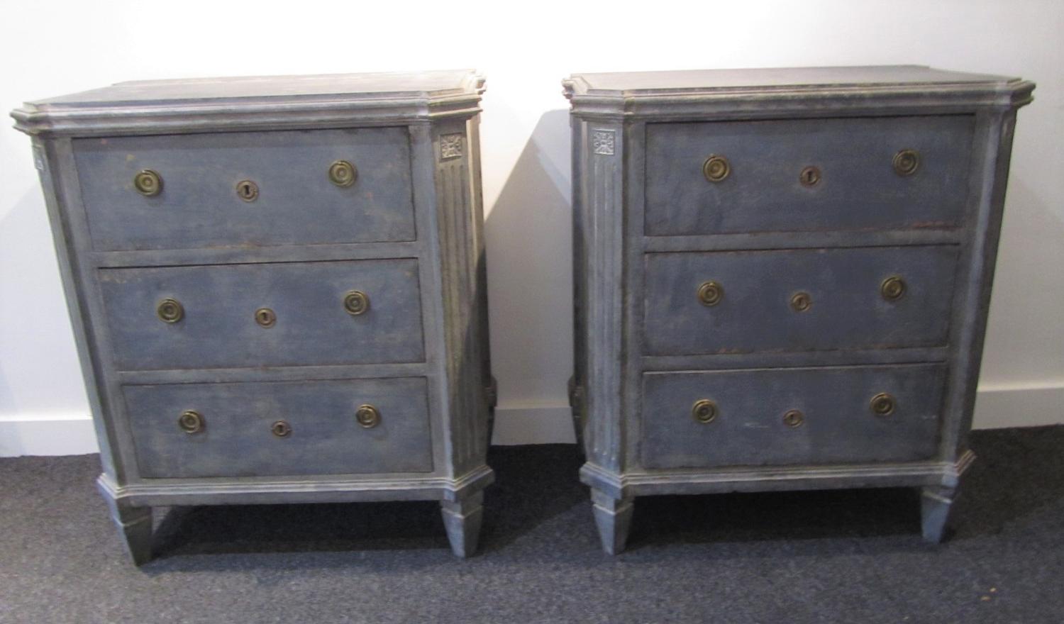A pair of petite Swedish commodes