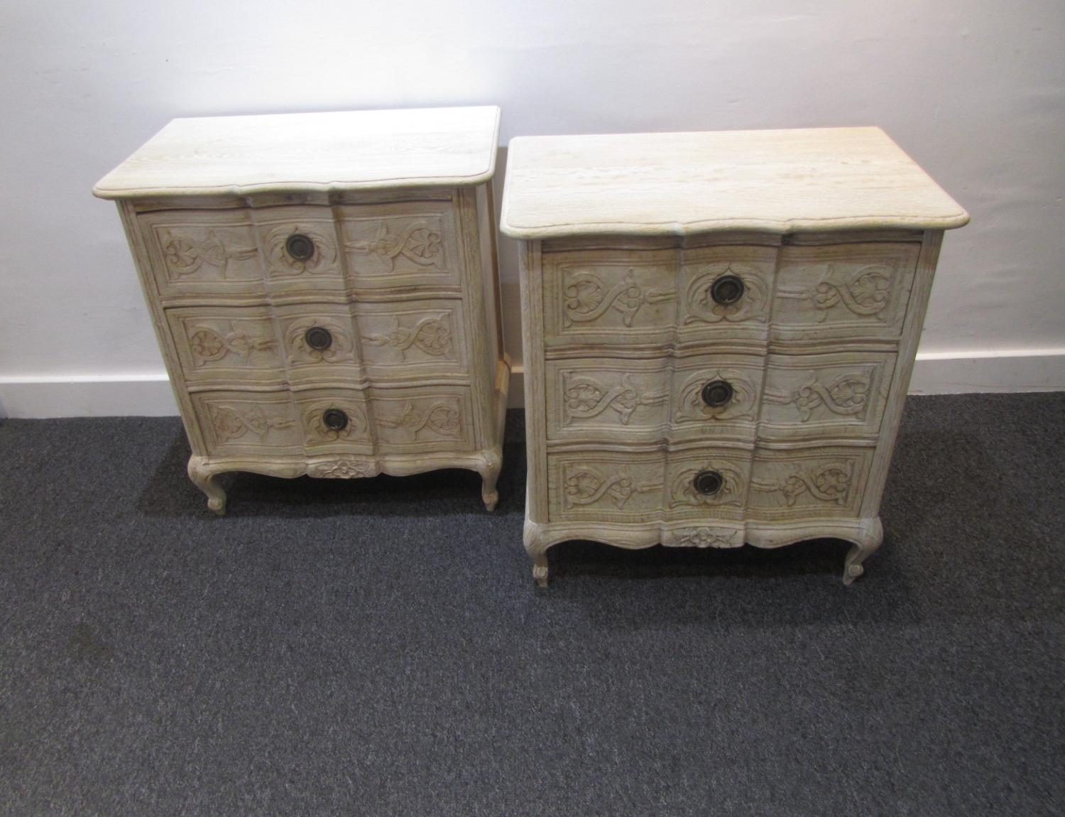 A pair of petite serpentine commodes