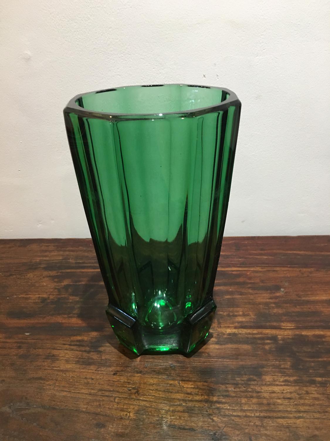 An Emerald Green Art glass vase