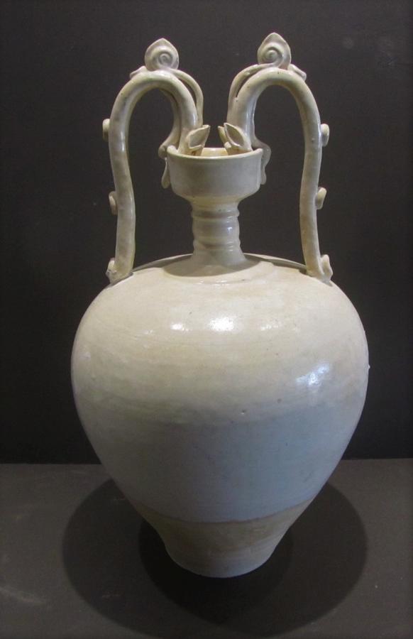 A tang dynasty straw glaze dragon amphora