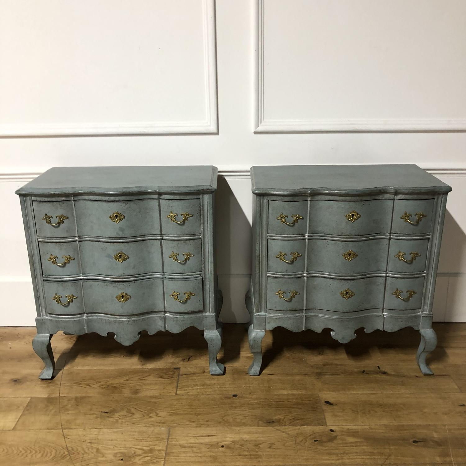 A pair of petite serpentine commodes