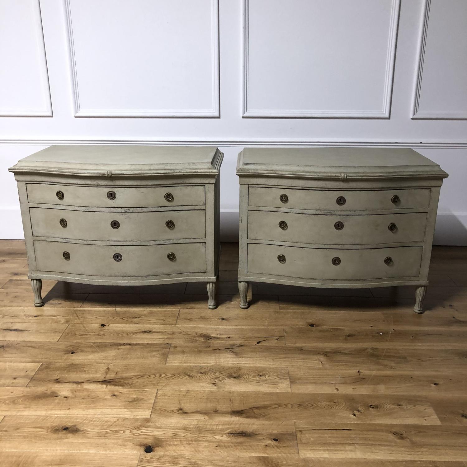 A pair of serpentine commodes