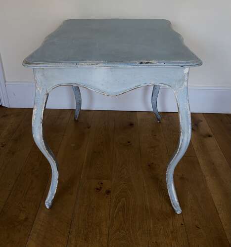 Serpentine centre table